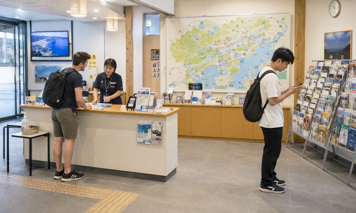 地図やパンフレットを備え、旅行者を案内する観光案内所